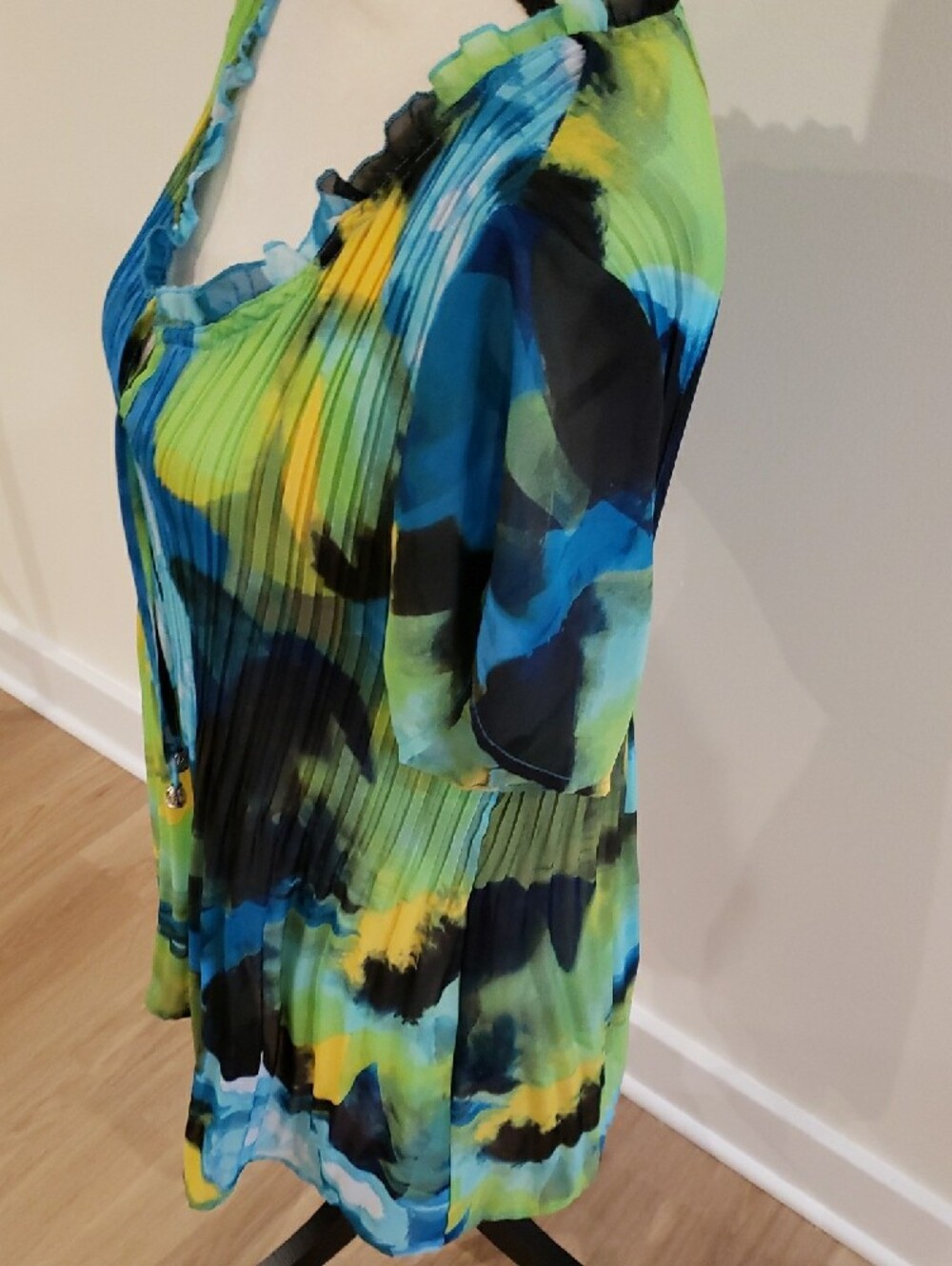 Sunny Leigh V-Neck Micro-Pleated Floral Tie-Front Top - Blue/Green - Picture 3 of 6